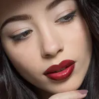 Cherry cola lips menggabungkan warna merah gelap dan cokelat untuk menciptakan tampilan bibir yang hangat, sedikit bold, tetapi tetap mudah dikenakan. (Foto/Dok: Pexels)