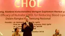 Associate Director Consumer Health Care 2 PT. Novell Pharmaceutical Laboratories Boedi Harjono menjelaskan suplemen herbal penurun kolesterol dalam acara Nutrafor CHOL di Jakarta, Kamis (27/9). (Liputan6.com/Fery Pradolo)