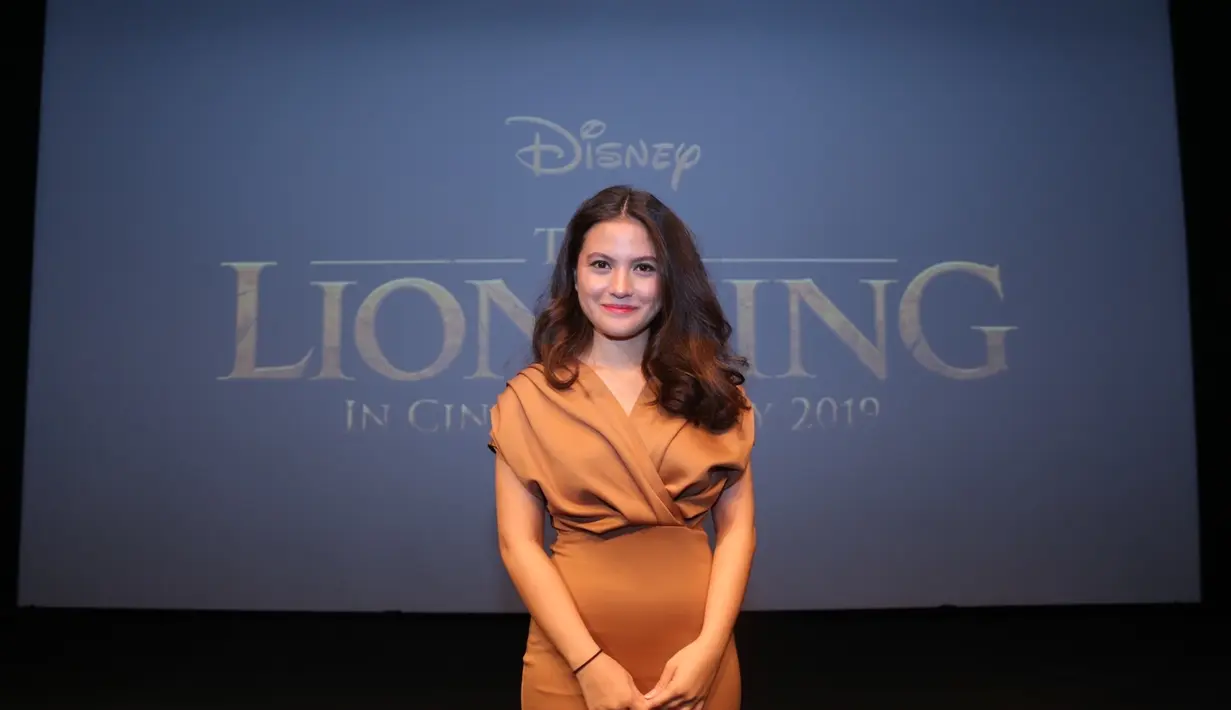 Marsha Aruan tampil begitu elegan saat hadiri gala premier Lion King. Seperti diketahui, Lion King tayang serentak hari ini, 17 Juli 2019. Dengan memakai busana berwarna oranye, pacar El, Anak Ahmad Dhani, terlihat begitu menawan (KapanLagi.com/Daniel Kampua)