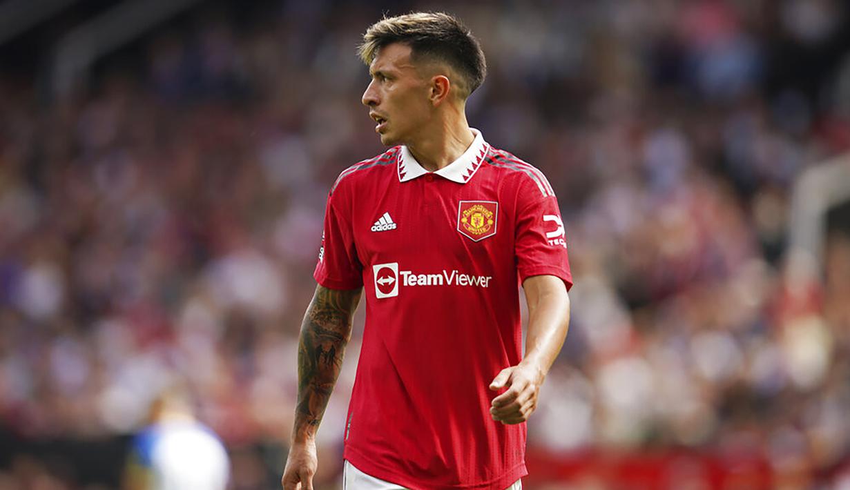 Lisandro Martinez. Bek tengah Argentina berusia 24 tahun yang didatangkan Manchester United dari Ajax Amsterdam di bursa transfer musim panas 2022/2023 ini menempati posisi kedua sebagai pemain termahal yang pernah didatangkan klub Liga Inggris dari Liga Belanda. Manchester United harus merogoh kocek senilai 57,37 juta euro atau setara Rp850 miliar untuk mendatangkannya ke Old Trafford. (AP/Dave Thompson)