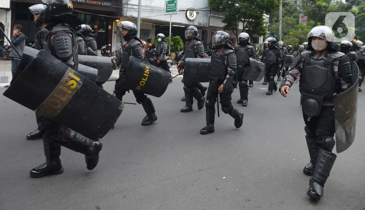 Aparat kepolisian membubarkan pengunjuk rasa di Kawasan Thamrin, Jakarta Pusat, Selasa (13/10/2020). Unjuk rasa  menolak Omnibus Law Undang-Undang Cipta Kerja tersebut ricuh. (merdeka.com/Imam Buhori)