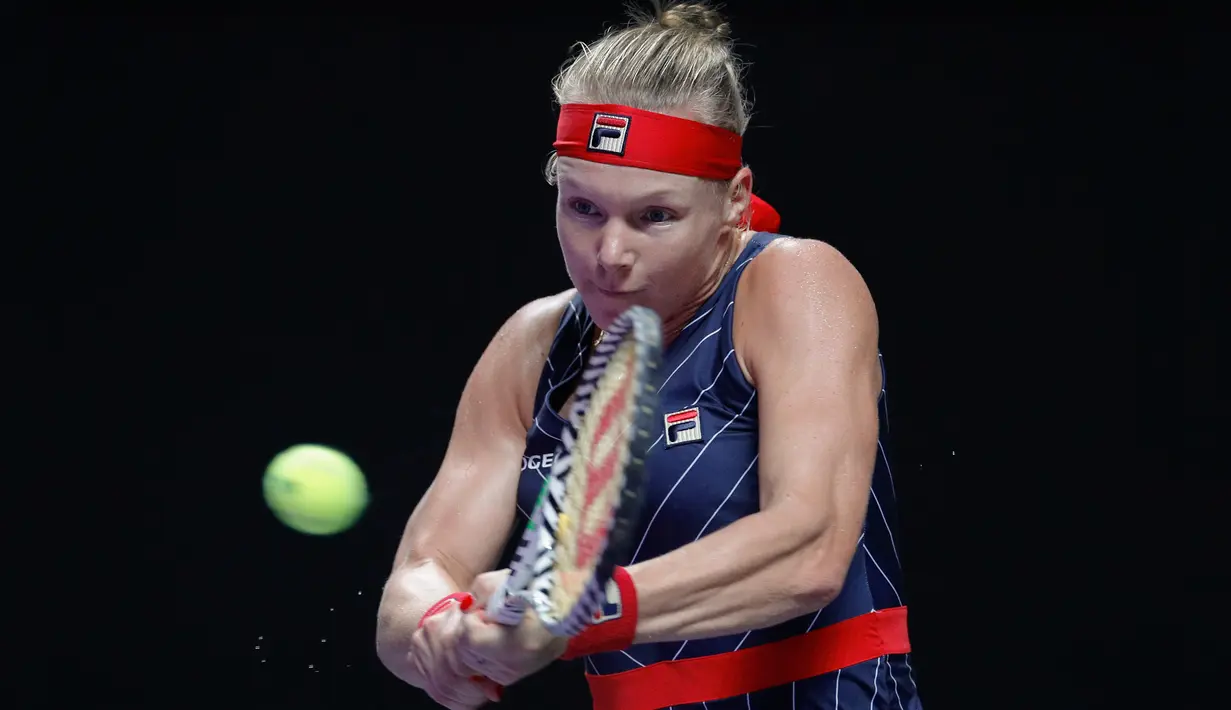 Petenis Belanda, Kiki Bertens berusaha mengembalikan bola ke arah petenis Australia, Ashleigh Barty pada turnamen WTA Finals 2019 di Shenzhen, China, Selasa (29/10/2019). Bertens secara mengejutkan mengalahkan petenis peringkat satu dunia dengan 3-6, 6-3, 6-4 dalam waktu 2 jam 9 menit (AP/Andy Wong)