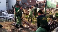 Sejumlah anggota TNI bersama warga Kebonharjo, Semarang, membersihkan puing-puing bangunan pascapembongkaran pada Kamis 17 Mei 2016. (Liputan6.com/Edhie Prayitno Ige)