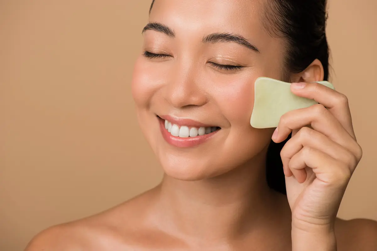 How To: Teknik Pijat Wajah Gua Sha untuk Kulit yang Tampak Awet Muda