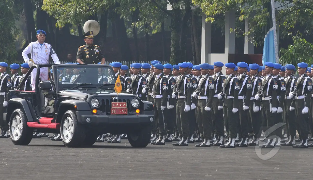 Panglima TNI Jenderal TNI Moeldoko (kanan) melakukan inspeksi pasukan jelang peresmian organisasi Polisi Militer TNI di Mabes TNI, Jakarta, Senin (4/5/2015). Peresmian organisasi POM restrukturisasi dan penguatan sistem TNI. (Liputan6.com/Herman Zakharia)