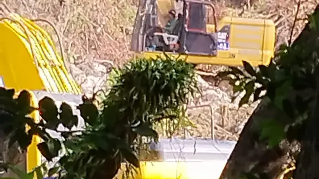 Dua ekskavator di wilayah IPPKH PT GKP, masih bekerja meskipun sudah ada larangan dari PTUN Jakarta.