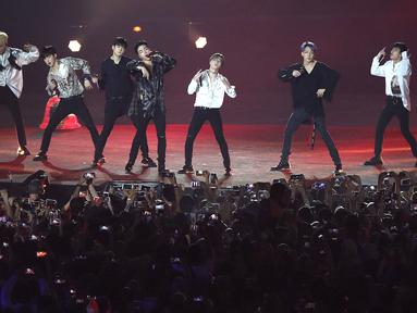 Boy band Korea Selatan, iKON tampil menghibur penonton pada upacara penutupan Asian Games 2018 di Stadion Gelora Bung Karno, Jakarta, Minggu (2/9). Mereka membawakan dua lagu hits. (Liputan6.com/Helmi Fithriansyah)