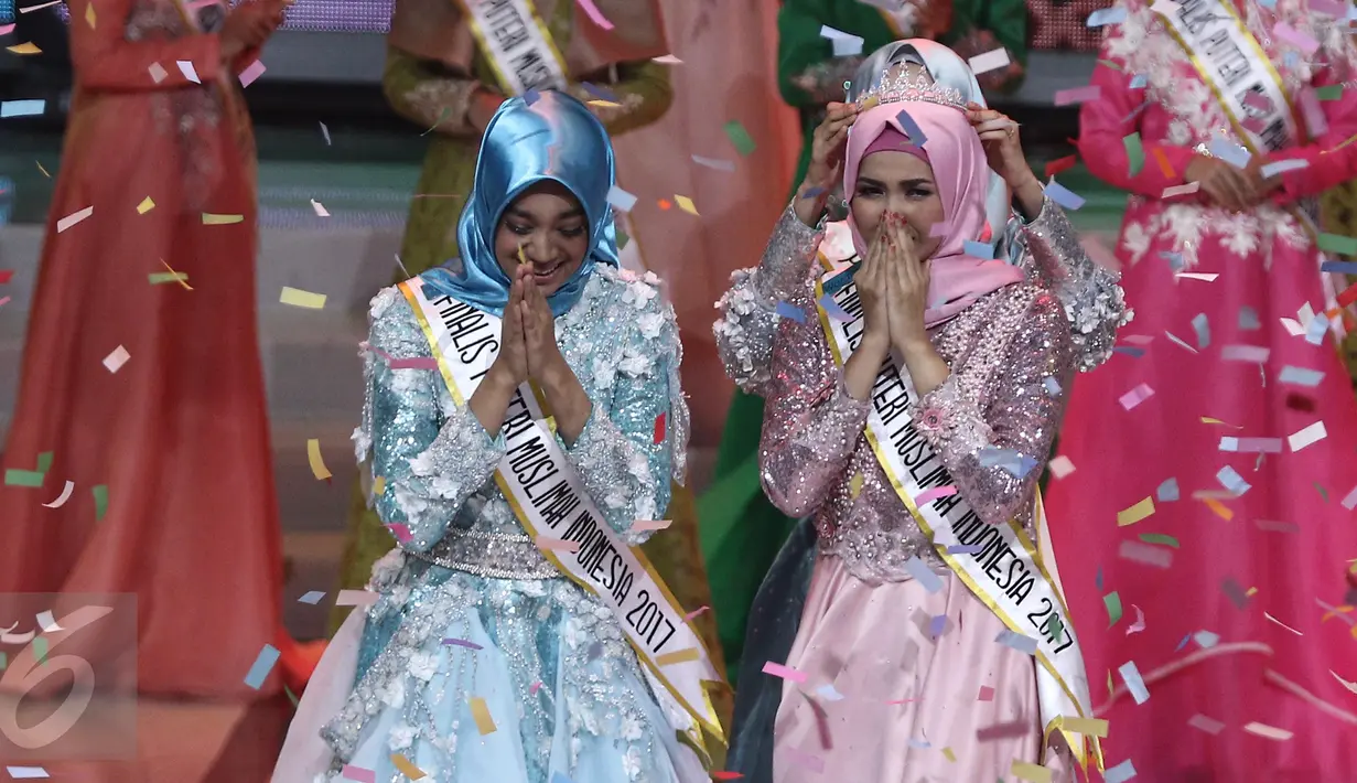 Finalis dari Jepara, Syifa Fatimah (kanan) bereaksi saat disematkan mahkota Puteri Muslimah Indonesia 2017 di Studio 6 Emtek City, Jakarta, Senin (9/5). Syifa Fatimah (19)dinobatkan sebagai juara Puteri Muslimah Indonesia. (Liputan6.com/Herman Zakharia)