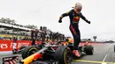 Pembalap Max Verstappen turun dari mobilnya usai memenangkan F1 GP Prancis di Sirkuit Paul Ricard, Le Castellet, Prancis, Minggu (20/6/2021). Max Verstappen tercepat di F1 GP Prancis. (Nicolas Tucat/Pool via AP)