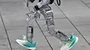 Puluhan robot humanoid berlari sepanjang lintasan berjarak sekitar 21 kilometer. (Pedro PARDO/AFP)