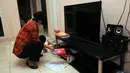 Penggeledahan di rumah Yayat A Sudrajat untuk mencari barang bukti terkait kasus dugaan korupsi pembangunan Stadion Gedebage. Tampak, petugas Bareskrim Mabes Polri saat melakukan penggeledahan, Bandung, (22/5/2015). (Liputan6.com/Helmi Fithriansyah)