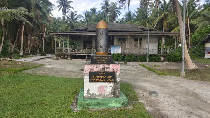 Tugu perdamaian sebagai penanda Jepang pernah datang ke Kepulauan Mapia, Distrik Supiori Barat, Kabupaten Supiori, Provinsi Papua. (Liputan6.com/Dicky Agung Prihanto)