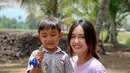 Kedekatan Jodilee Warwick dengan para bocah saat berpetualang ini patut diacungi jempol. Ia yang gampang berbaur ini membuat aura positif yang ia pancarkan kian terlihat. Sosok yang ramah dan murah senyum menjadi daya tarik Jodilee Warwick. (Liputan6.com/IG/@jodileewarwick)