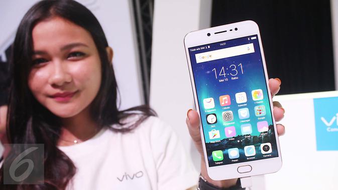 Model menunjukkan produk terbaru smart phone Vivo V5s saat peluncuran di Jakarta, Rabu (10/5). Vivo V5s diluncurkan dengan mengandalkan kamera depan 20mp. (Liputan6.com/Angga Yuniar)