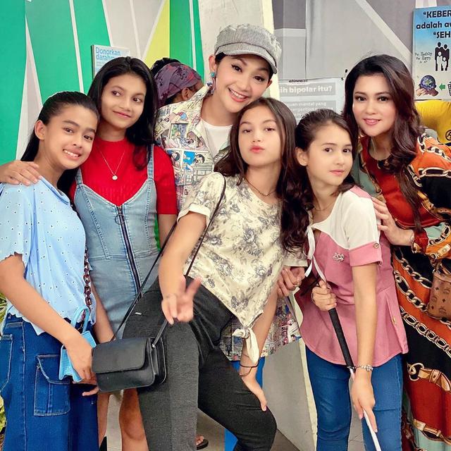 6 Potret Kebersamaan Sandrinna Michelle dan Saskia Chadwick, Akrab Banget