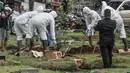 Proses pemakaman pasien Covid-19 isolasi mandiri di TPU Pondok Kelapa, Jakarta, Selasa (13/7/2021). Para pasien isolasi mandiri ini meninggal karena berbagai alasan, mulai dari terlambat mendapatkan pertolongan, rumah sakit penuh hingga tidak terpantau dengan baik. (merdeka.com/Iqbal S Nugroho)