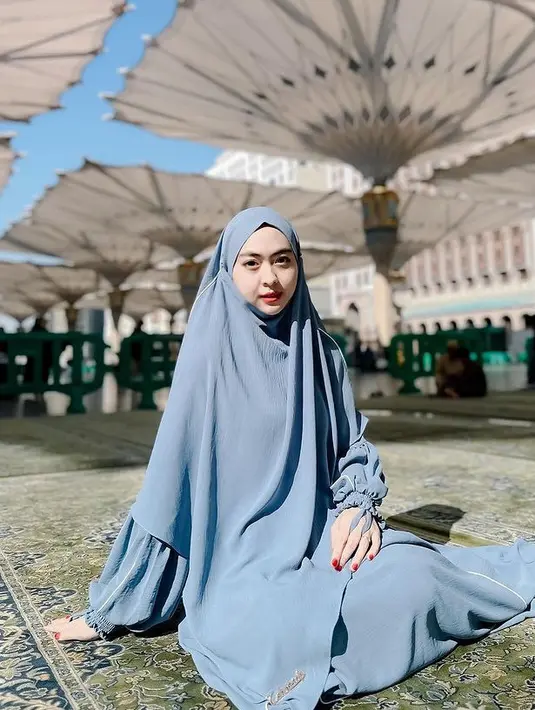 dr. Sindy tampil dengan abaya warna Biru dengan model kerut pada lengan serta kerudung syari warna serasi. [@dr.sindyputri_]