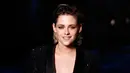 Aktris Kristen Stewart tersenyum saat pemotretan koleksi busana Chanel Cruise 2018/2019, Paris, (3/5). Kristen Stewart tampil memukau dengan blazer gemerlap hitam dengan sepatu boot berenda hitam oleh Alice McCall. (AP Photo/Thibault Camus)
