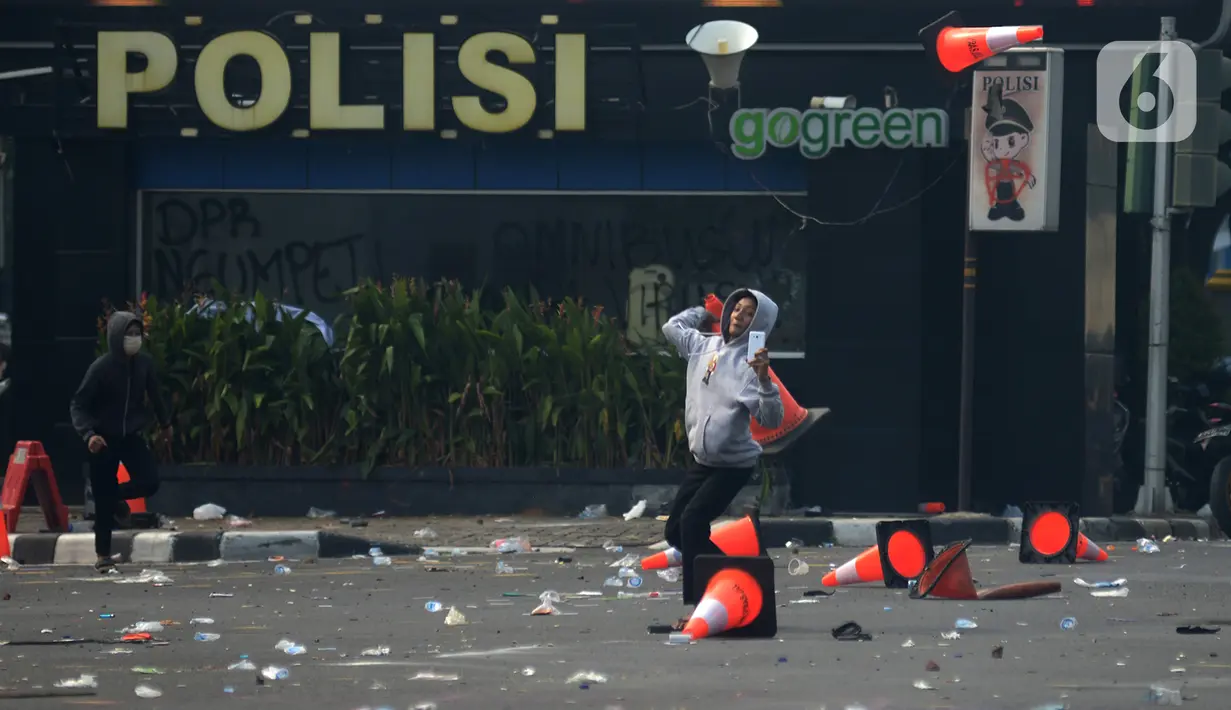Massa terlibat bentrok dengan aparat kepolisian di kawasan Harmoni, Jakarta, Kamis (8/10/2020). Bentrokan pecah saat massa yang hendak menuju Istana Negara untuk menggelar unjuk rasa menolak UU Cipta Kerja diadang oleh aparat kepolisian. (merdeka.com/Imam Buhori)
