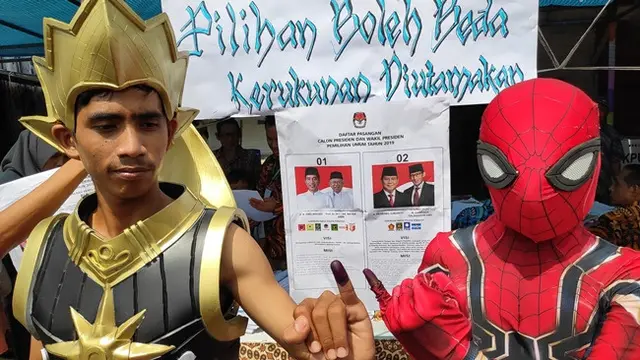 Gatotkaca dan Spiderman pamer jari bertinta usai mencoblos di TPS Pekanbaru, Riau.