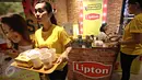 Lipton ikut memeriahkan acara nobar film di Blitz Grand Indonesia, Jakarta, Sabtu (7/11/2015). Cinemaholic Secret Agent bersama Lipton menyajikan kegiatan menarik, seperti doorprize dan photobooth. (Liputan6.com/Immanuel Antonius)