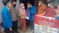 Polres Cilegon Bersama Mahasiswa Bagikan Sembako Ke Warga Terdampak Covid-19. (Kamis, 22/07/2021).