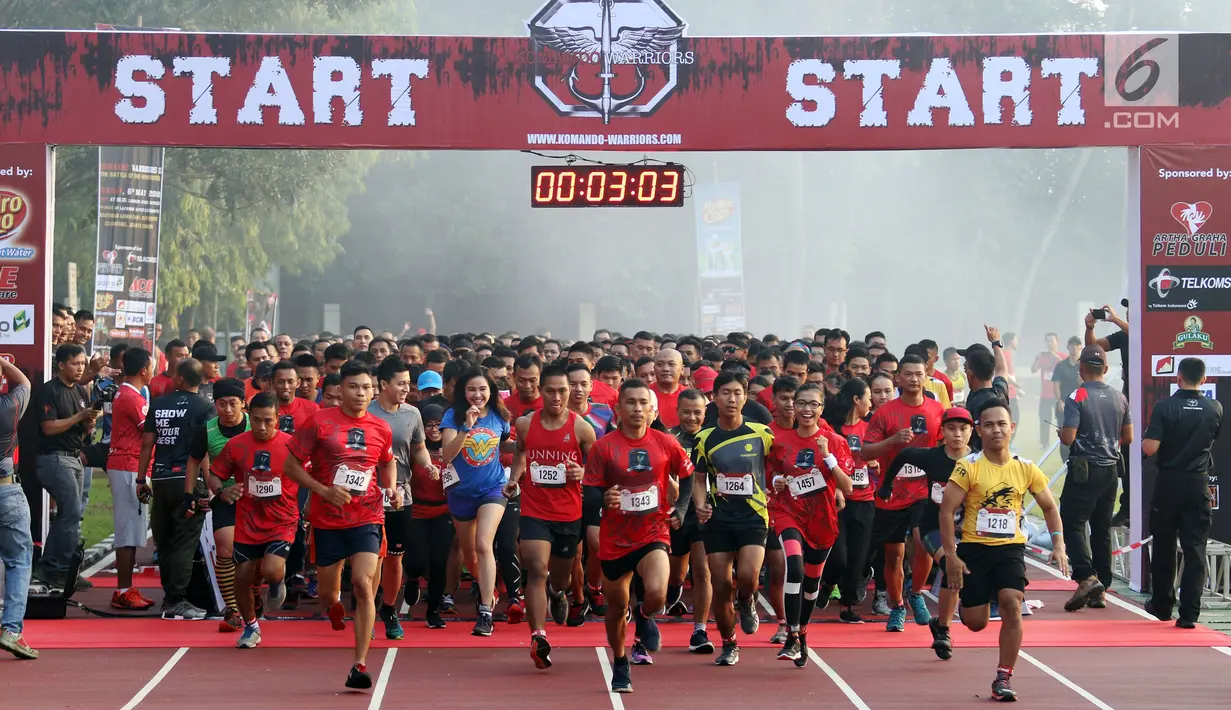 Para peserta berlari saat mengikuti Komando Warriors di Kompleks Kopassus Cijantung, Jakarta, Minggu (6/5). (Liputan6.com/Angga Yuniar)