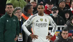 Bek Real Madrid, Trent Alexander-Arnold, menunggu untuk masuk sebagai pemain pengganti dalam pertandingan sepak bola fase liga Liga Champions UEFA antara Liverpool dan Real Madrid di Anfield, Liverpool, Inggris barat laut, pada 4 November 2025. (Paul ELLIS / AFP)