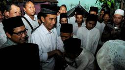 Sejumlah santri tampak berusaha menyalami Jokowi, Sabtu (03/04/14) (Liputan6.com/Herman Zakharia). 