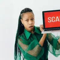 Wanita yang sedang menyuarakan kehati-hatian terhadap scam (Foto dok : Pexels/voitkevich).