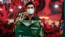 Pratama Arhan berfoto dengan jersey Tokyo Verdy saat press conference sebelum keberagkatan ke Jepang di Kantor Pusat PSSI, Senayan, Jumat (04/03/2022). (Bola.com/Bagaskara Lazuardi)