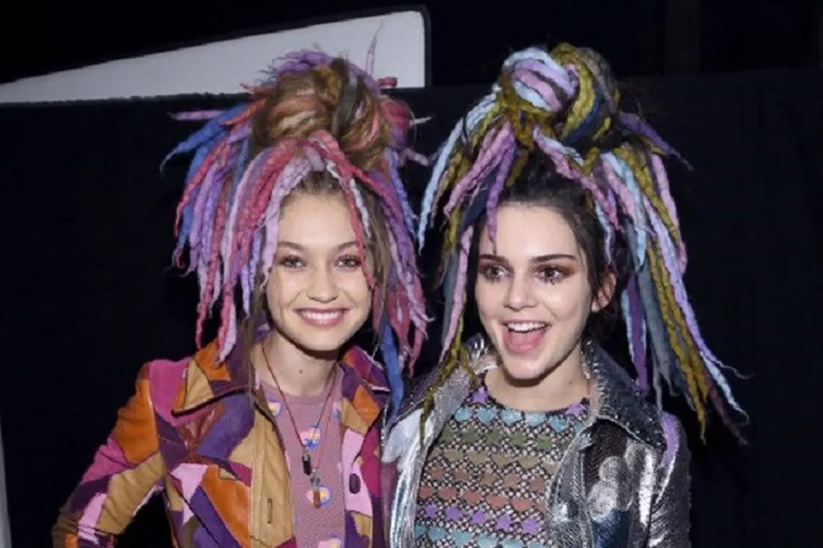 Gigi Hadid dan Kendall Jenner tak memiliki lutut saat menjadi model sampul majalah W. (AFP/Bintang.com)