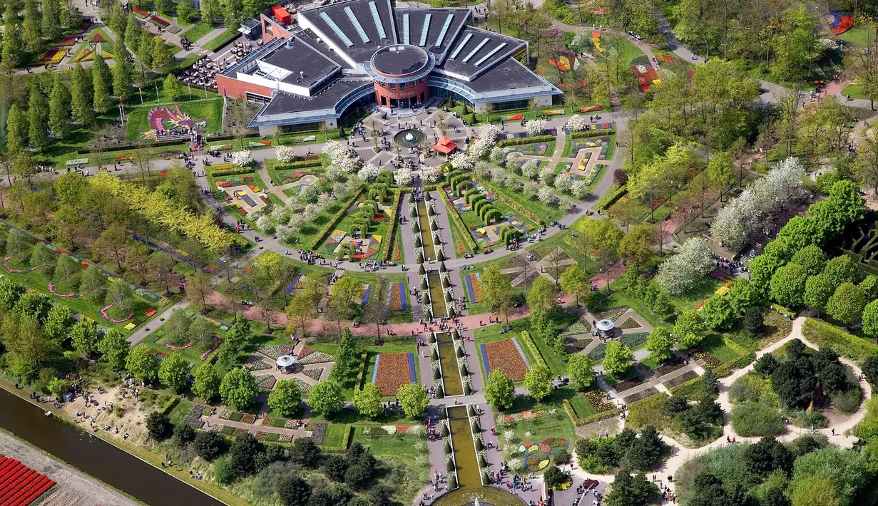Keukenhof adalah salah satu taman terindah di dunia. Taman terkenal ini adalah tujuan utama terfavorit para wisatawan saat mengunjungi Belanda. Keukenhof adalah rumah bagi 7 juta tulip dengan beragam varietas yang berbeda. (plus.google.com)