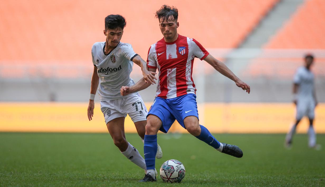 Tidak sulit bagi tim Atletico Madrid U-18 dalam mencetak gol. Hingga babak pertama usai mereka unggul 2-0. (Bola.com/Bagaskara Lazuardi)