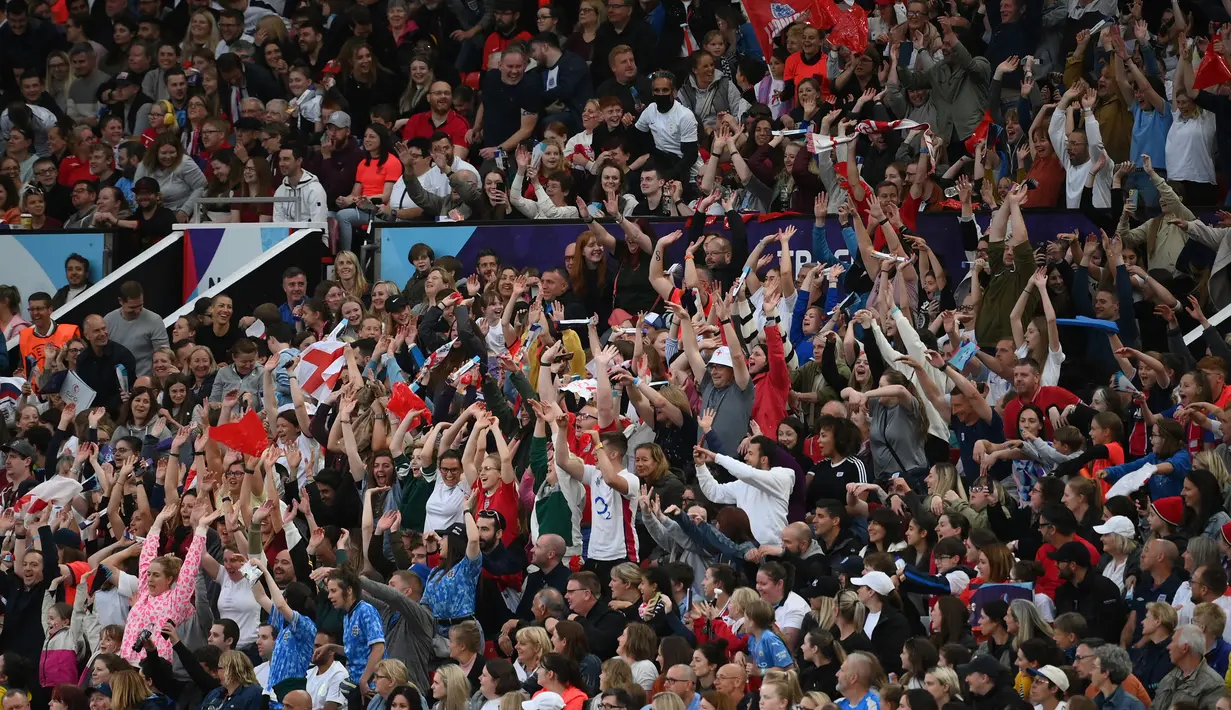 Stadion Old Trafford tercatat dipadati oleh 68.871 penonton untuk menyaksikan partai pembuka UEFA Women's Euro 2022 antara tuan rumah Inggris menghadapi Austria. Jumlah tersebut menjadi rekor baru turnamen empat tahunan yang kini memasuki edisi ke-13. (AFP/Franck Fife)