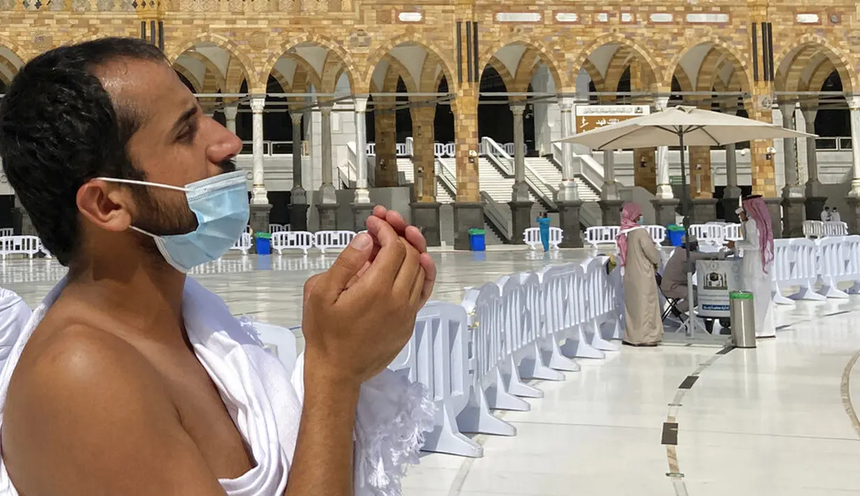 Seorang pria muslim memakai masker untuk membantu menghentikan penyebaran virus corona COVID-19 saat berdoa di Masjidil Haram, Makkah, Arab Saudi, Minggu (30/5/2021). (AP Photo/Amr Nabil)