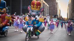 Kontes ini terkenal dengan kendaraan hias, orang yang bersuka ria berkostum, band, dan balon besar berisi kartun populer. (AP Photo/Andres Kudacki)