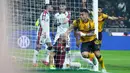 Inter Milan sukses mengalahkan Genoa dengan skor tipis 1-0 dalam laga Serie A 2024/2025 giornata 26 yang dihelat di Giuseppe Meazza, Minggu (23/2/2025) dini hari WIB. (AP Photo/Luca Bruno)