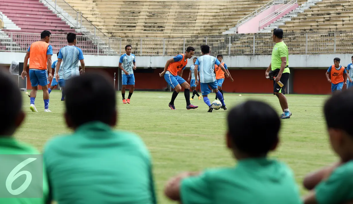 Pemain Gresik United saling berebut bola saat latihan uji lapangan jelang laga Piala Presiden 2017 di Stadion Maguwoharjo, Sleman, Jumat (3/2). Gresik United akan berhadapan dengan Mitra Kukar, Sabtu (4/2). (Liputan6.com/Helmi Fithriansyah)