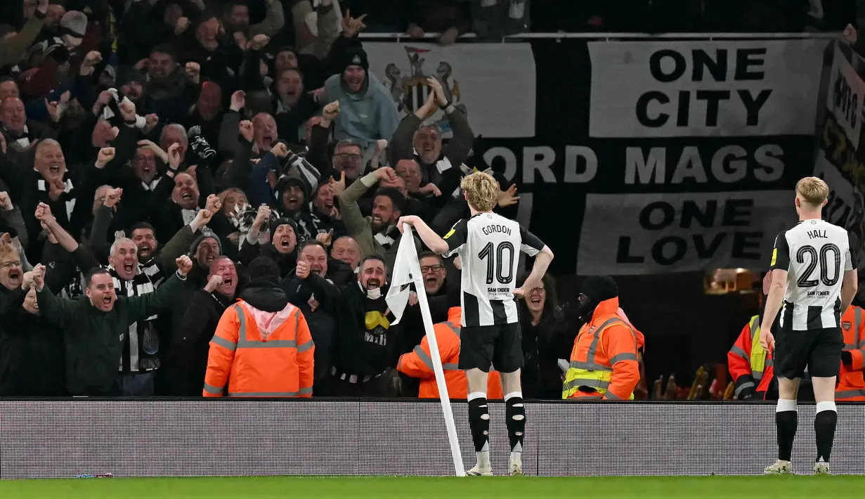 Di babak kedua, The Magpies menambah keunggulan lewat aksi Anthony Gordon pada menit ke-51. (Glyn KIRK/AFP)
