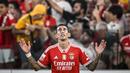 Pemain Benfica, Angel Di Maria menengadahkan tangan ke atas saat melakukan selebrasi pada laga lanjutan Liga Portugal 2023/2024 melawan Porto di Luz stadium, Lisbon, Portugal, Minggu (30/09/2023). Gol Di Maria bermula dari assist David Neres. (AFP/Patricia De Melo Moreira)