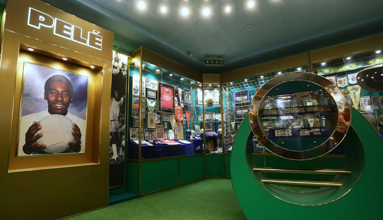 Sejumlah koleksi Pele dipajang di Museum Pele di Lugansk, Ukraina Timur (17/3/2016). FIFA mengakui Museum Pele sebagai museum pertama di dunia yang didedikasikan untuk pesepak bola dan dianggap sebagai yang terbaik di abad 90. (AFP Photo/Aleksey Filippov)