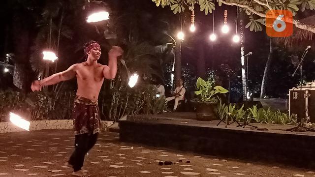 Tarian Api Penutup Malam Minggu di Nusa Dua Bali
