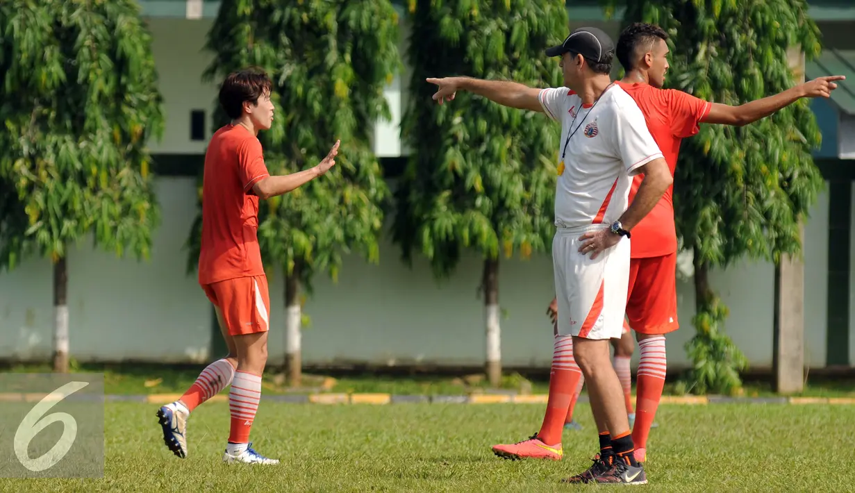 Pelatih Paulo Camargo (tengah) memberikan arahan saat latihan di Yon Zikon 14, Jakarta, Jumat (6/5/2016). Persija akan melakoni laga Torabika Soccer Championship presented by IM3 Ooredoomelawan Semen Padang, (8/5). (Liputan6.com/Helmi Fithriansyah)