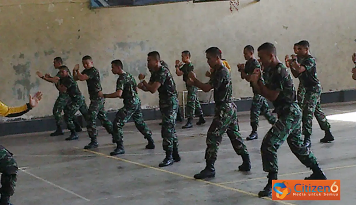 Citizen6, Surabaya: Puasa Ramadan siswa Dikmapa PK TNI angkatan ke-19 tetap berlatih fisik di GOR M. Pardi, Kobangdikal, Jumat (3/8). (Pengirim: Penkobangdikal).