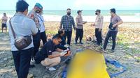 Jenazah warga Banjarnegara ditemukan mengapung di laut, di dekat Pantai Karangbolong, Kebumen, Jawa Tengah. (Foto: Liputan6.com/Humas Polres Kebumen)