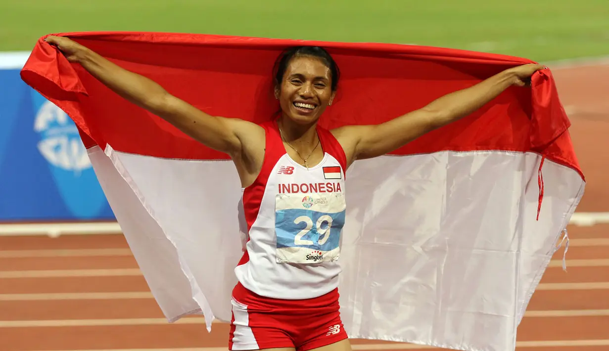 Ini adalah emas kedua Maria Natalia Londa di SEA Games 2015. Dua hari lalu dia meraih emas lompat jauh putri. (Bola.com/Arief Bagus)