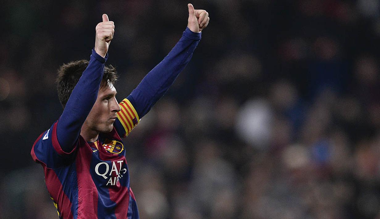 Penyerang Barcelona, Lionel Messi, mengangkat kedua tangannya merayakan gol ke gawang Elche pada laga Copa del Rey di Stadion Camp Nou, Spanyol, Kamis (8/1/2015). (AFP/Josep Lago)