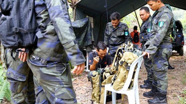 Tim SAR Malaysia saat mencari Gadis remaja asal Irlandia, Nora Anne Quoirin (15) yang hilang saat berlibur di Dusun Pantai Hill Resort, Negeri Sembilan. (AP/Lai Seng Sin)