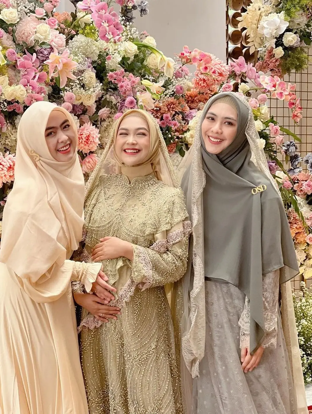 7 Potret Inspirasi Gaun Empat Bulanan Kehamilan Ria Ricis yang Memesona